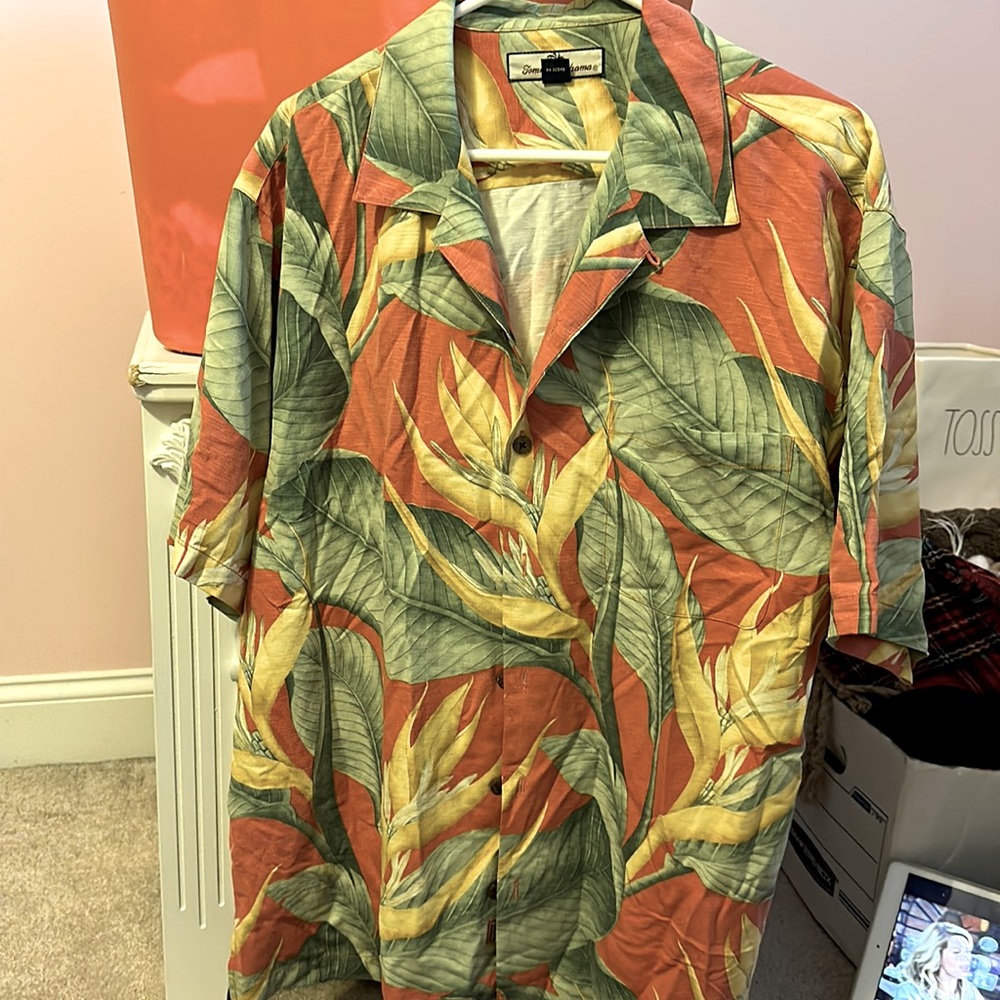 Men’s 100% silk Tommy Bahama shirt size Large